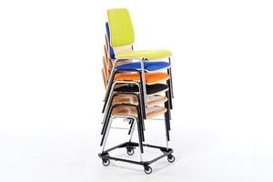 Auf dem Rollwagen gestapelt lassen sich die Atlanta Stühle problemlos transportieren und lagern